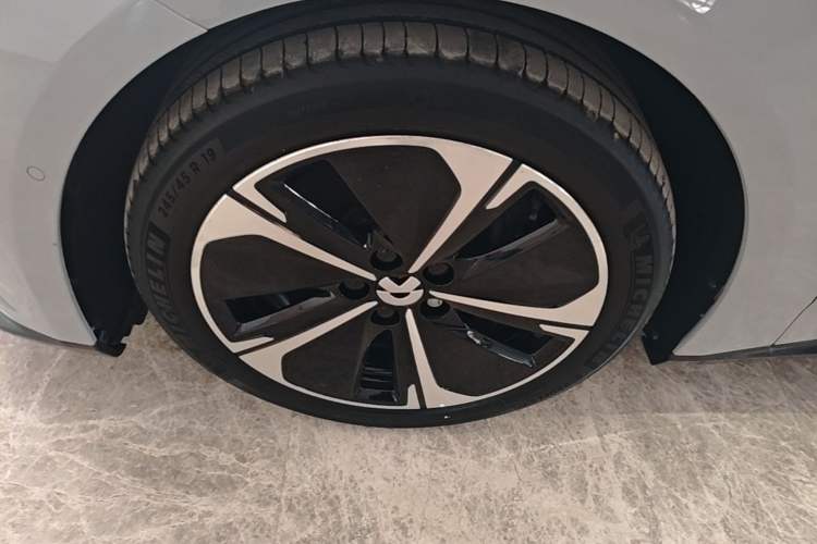Used Nio ET5T 2023 75 kWh Touring Left Front Wheel Hub
