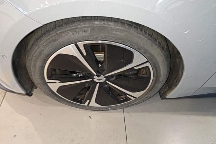 Used Nio ET5T 2023 75 kWh Touring Left Front Wheel Hub