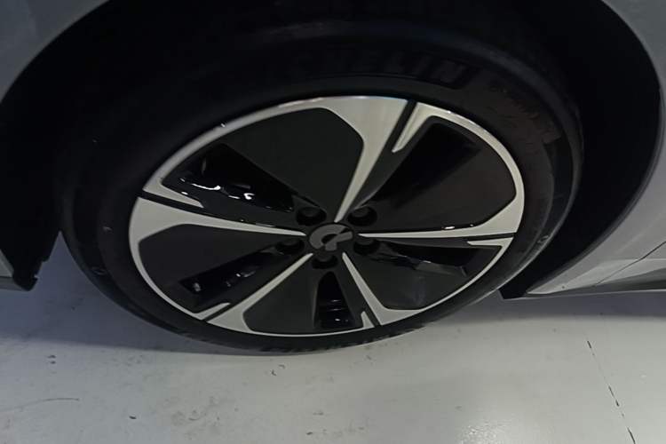 Used Nio ET5T 2023 75 kWh Touring Left Front Wheel Hub