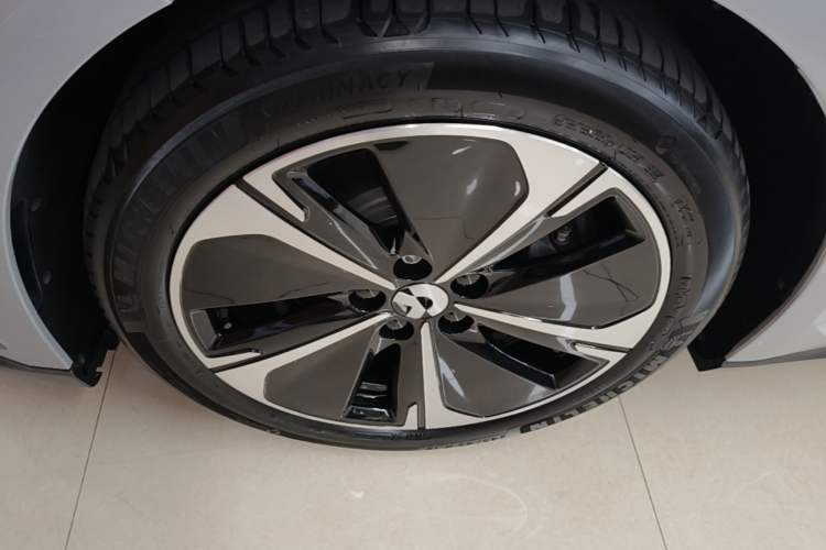 Used Nio ET5T 2023 75 kWh Touring Left Front Wheel Hub