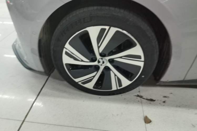 Used Nio ET5T 2023 75 kWh Touring Left Front Wheel Hub