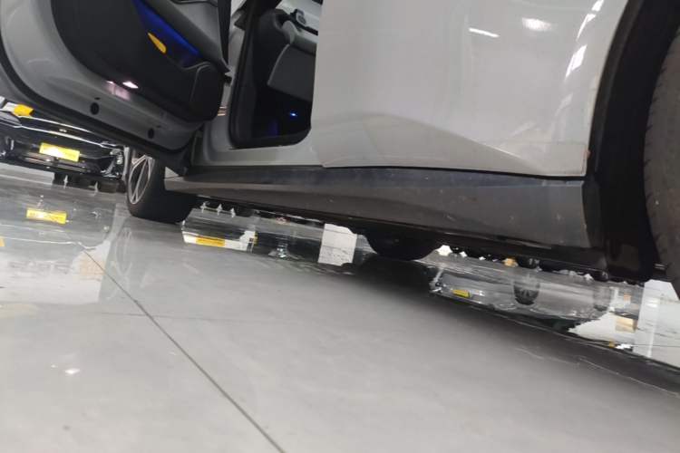 Used Nio ET5T 2023 75 kWh Touring Left Side Sill