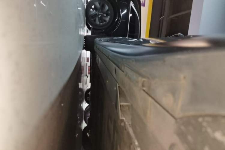 Used Nio ET5T 2023 75 kWh Touring Left Side Sill