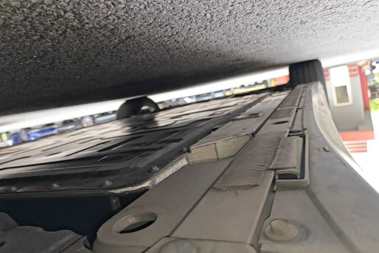 Used Nio ET5T 2023 75 kWh Touring Left Side Sill