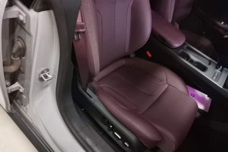 Used Nio ET5T 2023 75 kWh Touring Right Front Seat