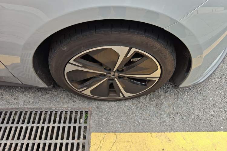 Used Nio ET5T 2023 75 kWh Touring Right Front Wheel Hub