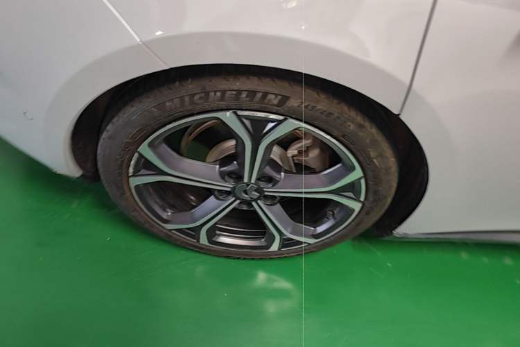 Used Nio ET5T 2023 75 kWh Touring Right Rear Wheel Hub