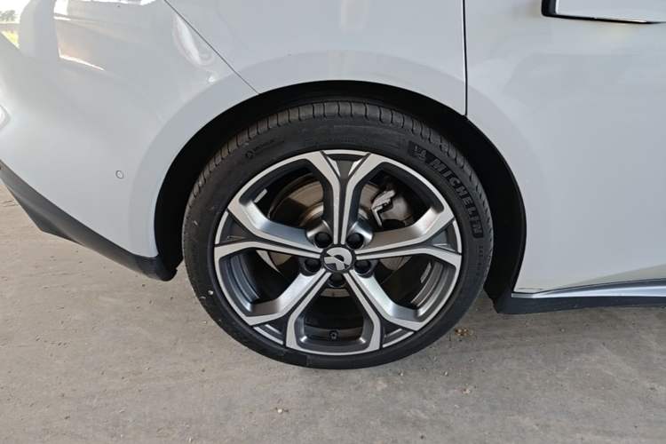 Used Nio ET5T 2023 75 kWh Touring Right Rear Wheel Hub
