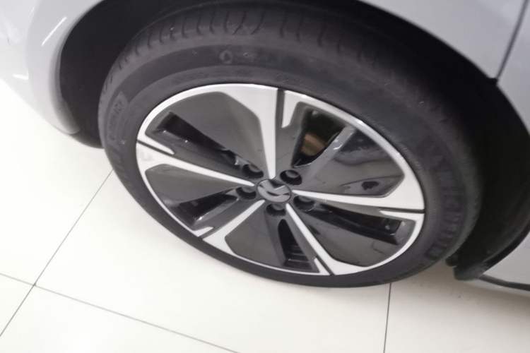 Used Nio ET5T 2023 75 kWh Touring Right Rear Wheel Hub