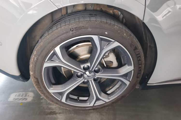 Used Nio ET5T 2023 75 kWh Touring Right Rear Wheel Hub