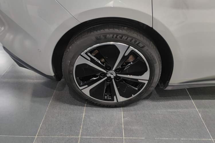 Used Nio ET5T 2023 75 kWh Touring Right Rear Wheel Hub