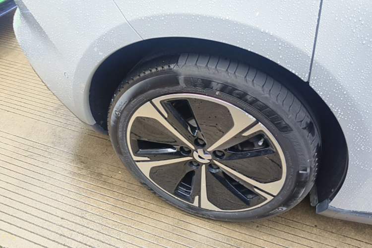 Used Nio ET5T 2023 75 kWh Touring Right Rear Wheel Hub
