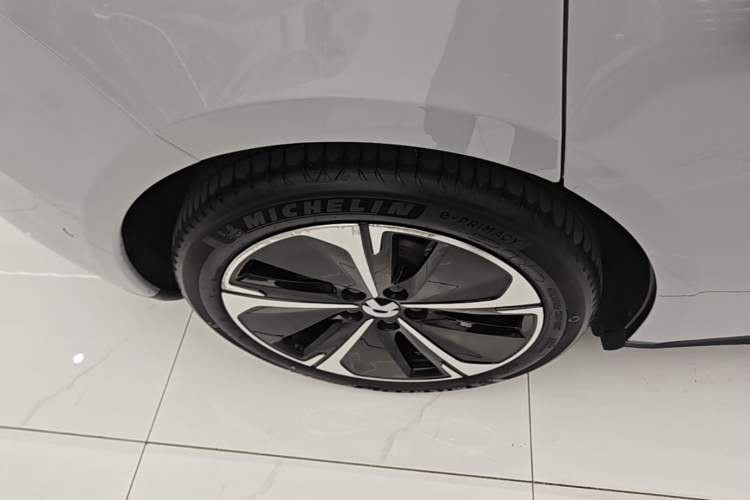 Used Nio ET5T 2023 75 kWh Touring Right Rear Wheel Hub