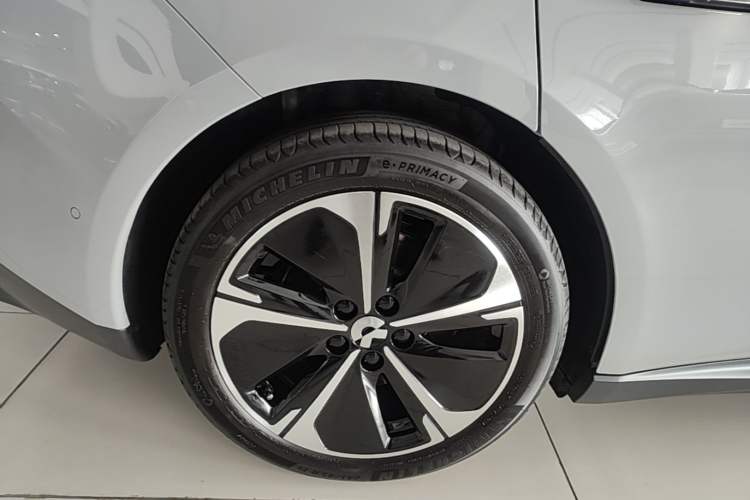 Used Nio ET5T 2023 75 kWh Touring Right Rear Wheel Hub