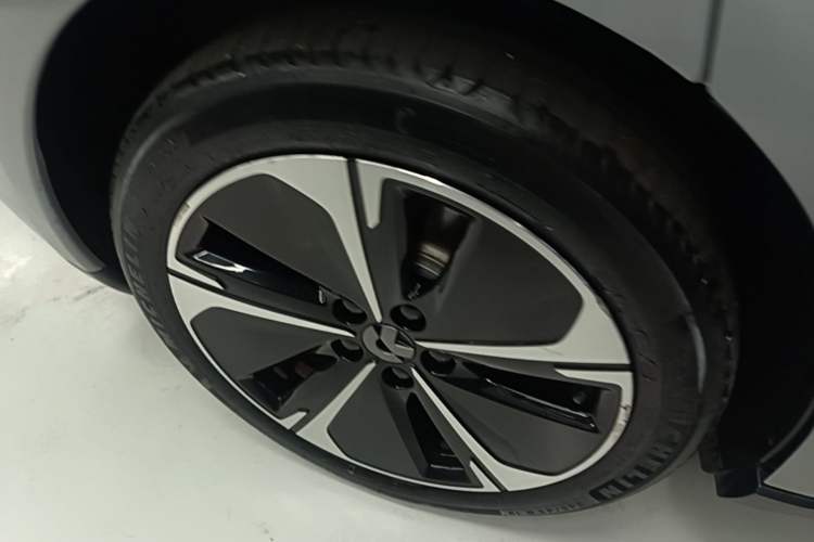 Used Nio ET5T 2023 75 kWh Touring Right Rear Wheel Hub