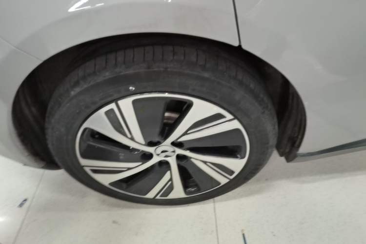 Used Nio ET5T 2023 75 kWh Touring Right Rear Wheel Hub