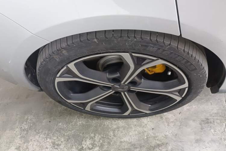 Used Nio ET5T 2023 75 kWh Touring Right Rear Wheel Hub
