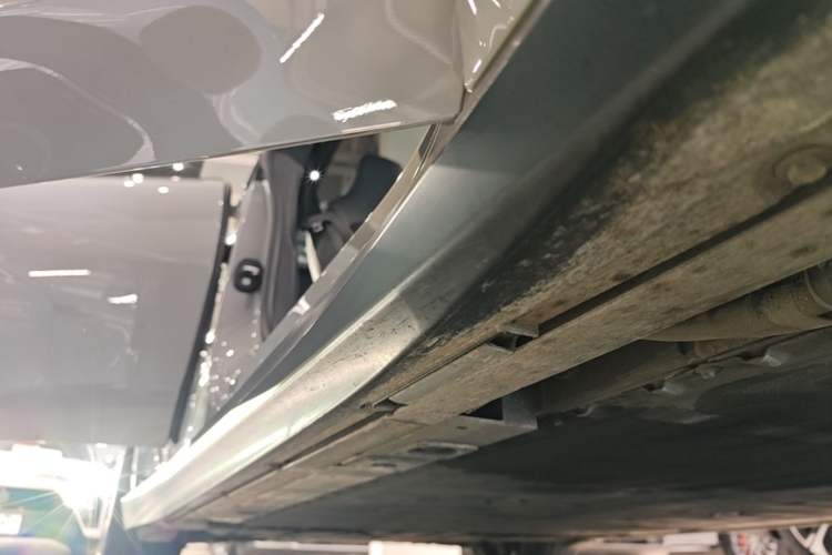 Used Nio ET5T 2023 75 kWh Touring Right Side Sill
