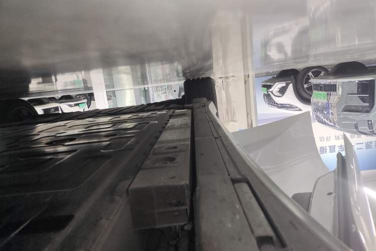 Used Nio ET5T 2023 75 kWh Touring Right Side Sill