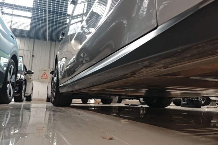 Used Nio ET5T 2023 75 kWh Touring Right Side Sill