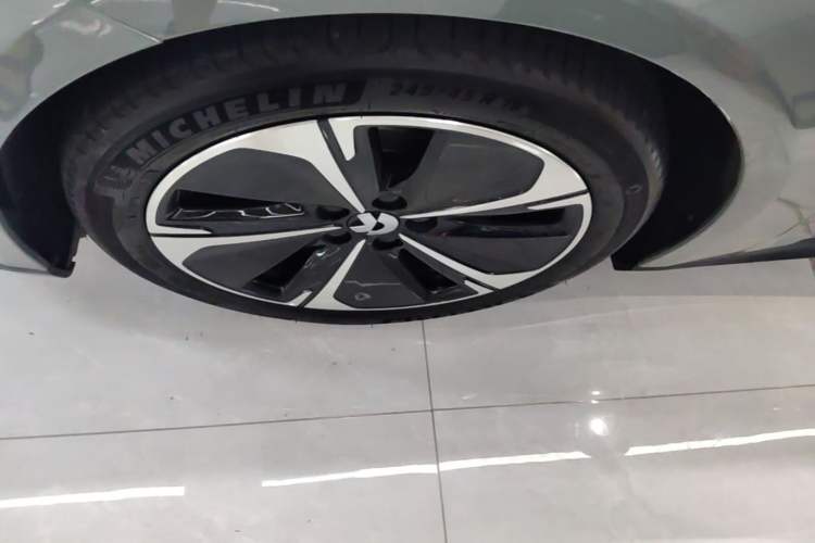 Used Nio ET5T 2023 75 kWh Touring Left Front Wheel Hub
