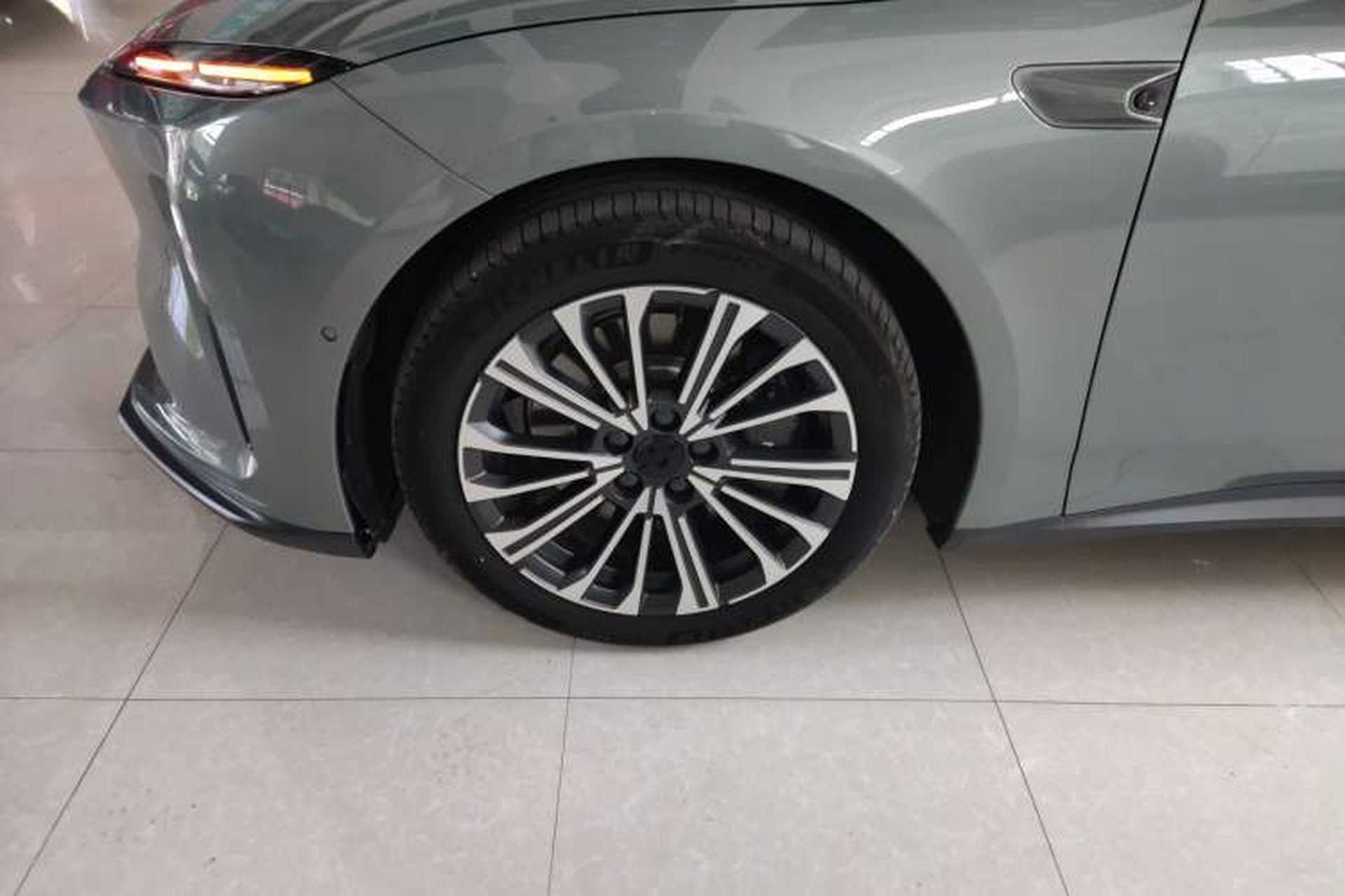 Used Nio ET5T 2023 75 kWh Touring Left Front Wheel Hub