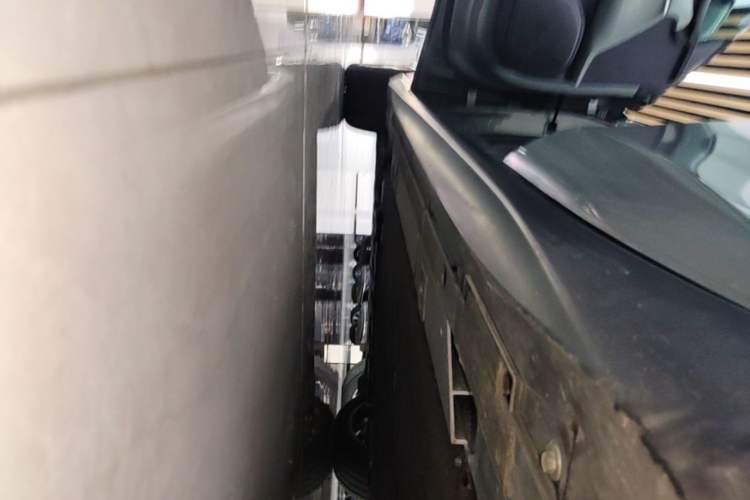 Used Nio ET5T 2023 75 kWh Touring Left Side Sill