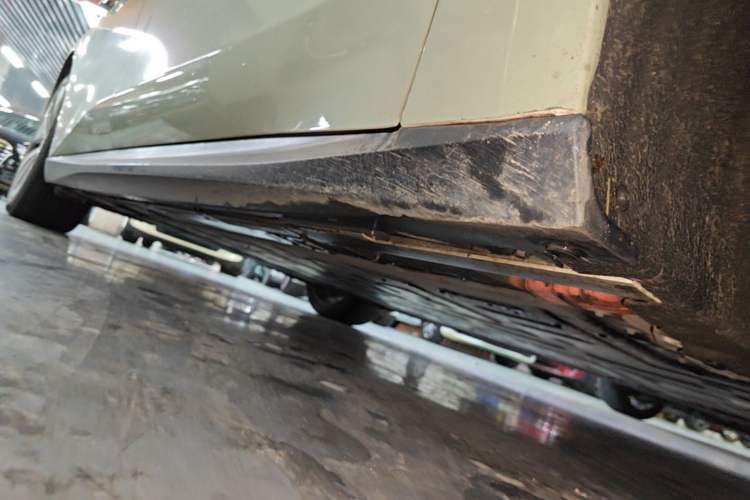 Used Nio ET5T 2023 75 kWh Touring Right Side Sill