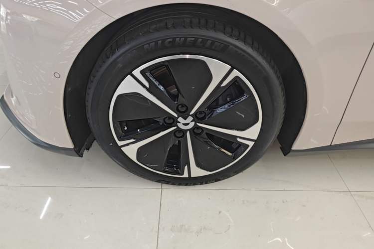 Used Nio ET5T 2023 75 kWh Touring Left Front Wheel Hub