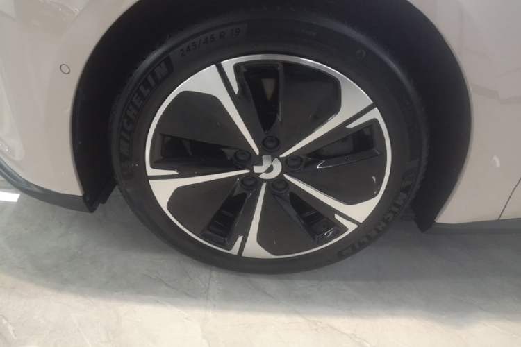 Used Nio ET5T 2023 75 kWh Touring Left Front Wheel Hub