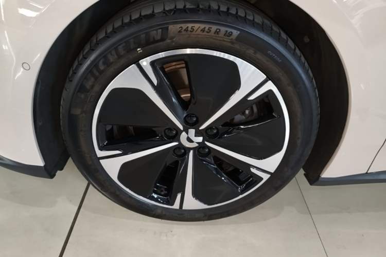 Used Nio ET5T 2023 75 kWh Touring Left Front Wheel Hub