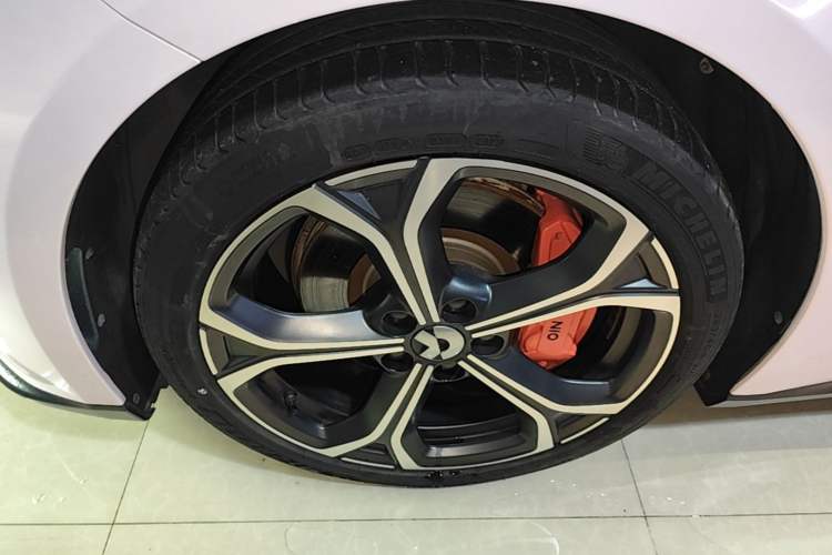 Used Nio ET5T 2023 75 kWh Touring Left Front Wheel Hub