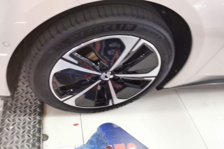 Used Nio ET5T 2023 75 kWh Touring Left Front Wheel Hub