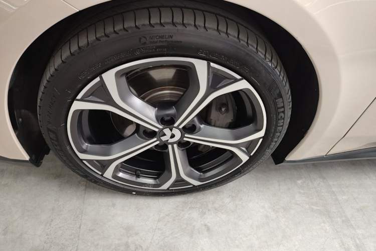 Used Nio ET5T 2023 75 kWh Touring Left Front Wheel Hub