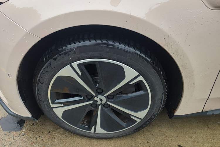 Used Nio ET5T 2023 75 kWh Touring Left Front Wheel Hub