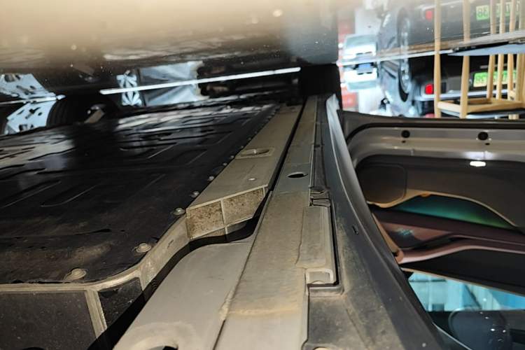 Used Nio ET5T 2023 75 kWh Touring Left Side Sill