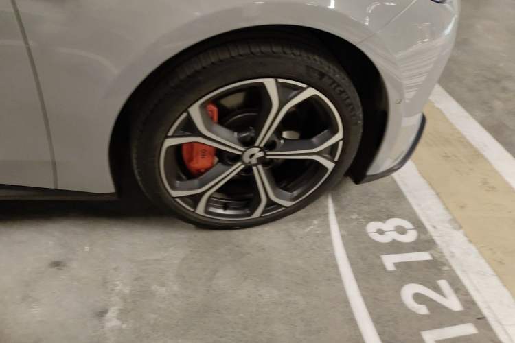 Used Nio ET5T 2023 75 kWh Touring Right Front Wheel Hub