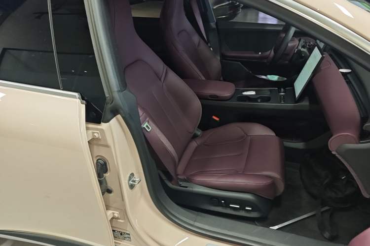 Used Nio ET5T 2023 75 kWh Touring Right Front Seat