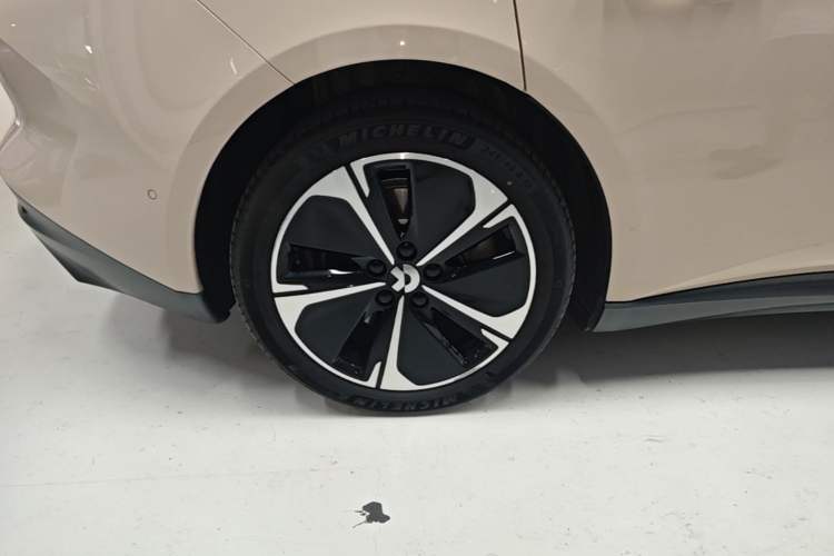 Used Nio ET5T 2023 75 kWh Touring Right Rear Wheel Hub