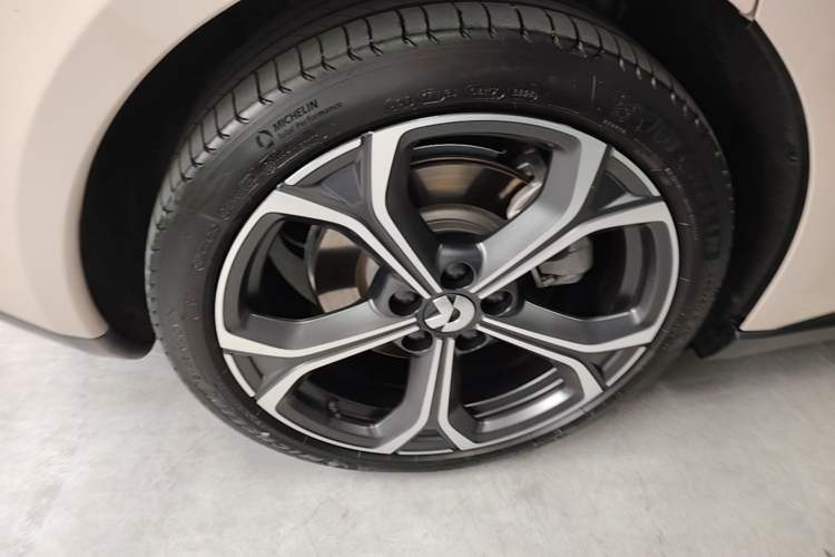 Used Nio ET5T 2023 75 kWh Touring Right Rear Wheel Hub