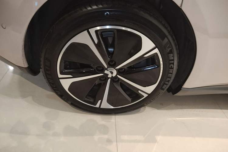 Used Nio ET5T 2023 75 kWh Touring Right Rear Wheel Hub