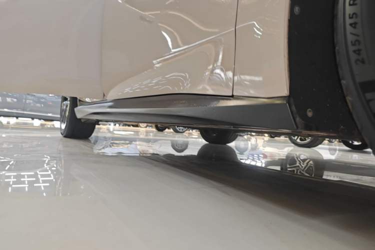 Used Nio ET5T 2023 75 kWh Touring Right Side Sill