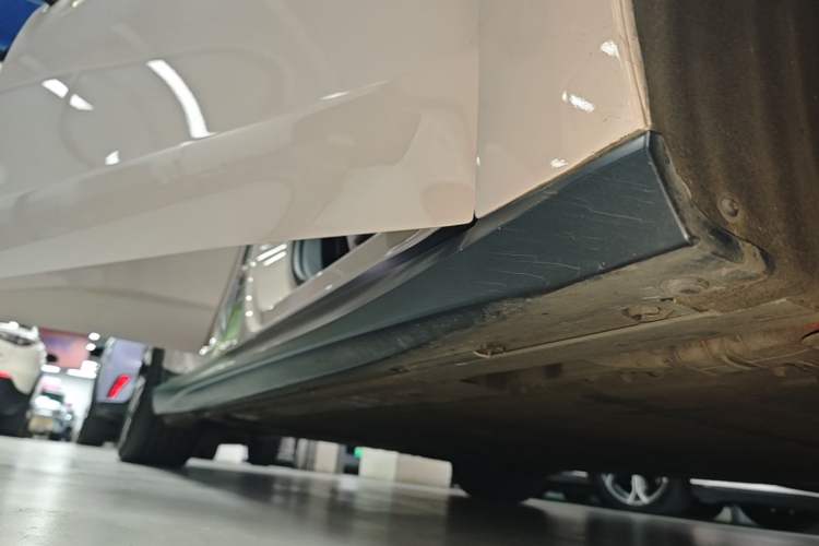 Used Nio ET5T 2023 75 kWh Touring Right Side Sill
