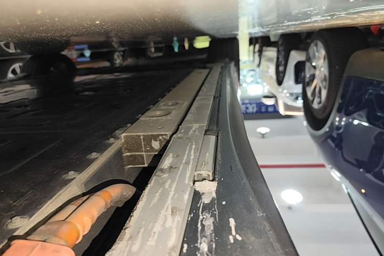 Used Nio ET5T 2023 75 kWh Touring Right Side Sill