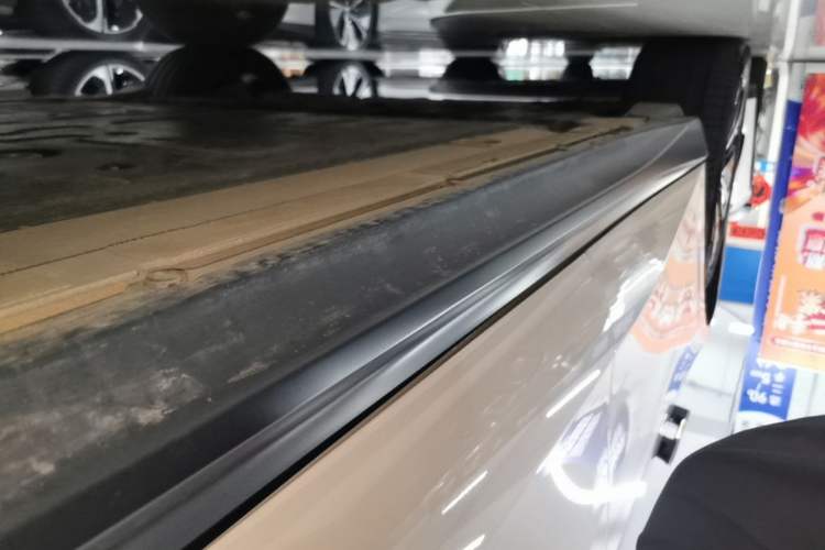 Used Nio ET5T 2023 75 kWh Touring Right Side Sill