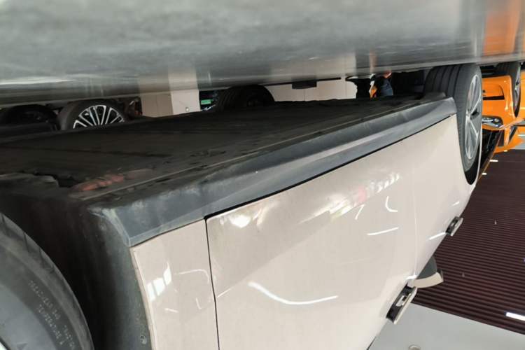 Used Nio ET5T 2023 75 kWh Touring Right Side Sill