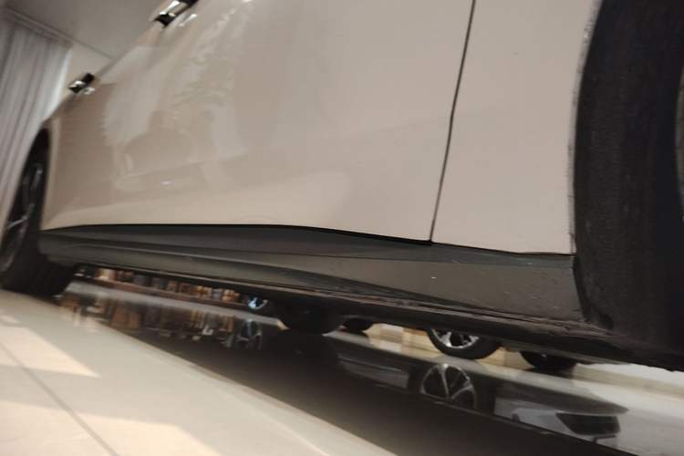 Used Nio ET5T 2023 75 kWh Touring Right Side Sill