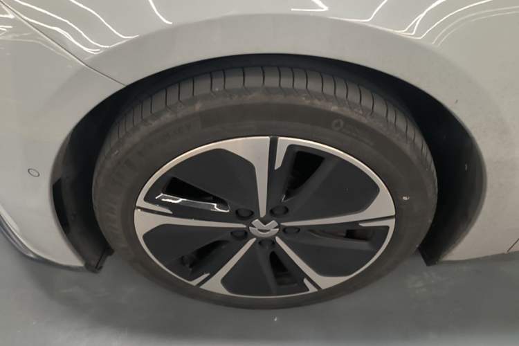 Used Nio ET5T 2023 75 kWh Touring Left Front Wheel Hub