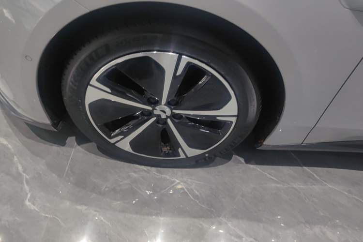 Used Nio ET5T 2023 75 kWh Touring Left Front Wheel Hub