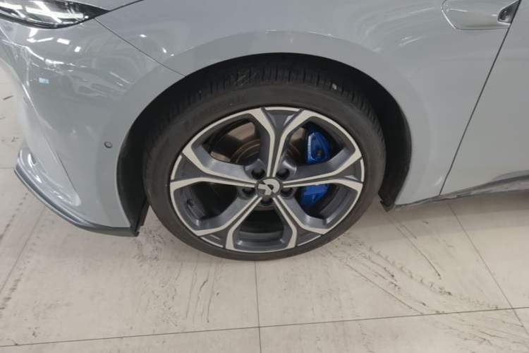 Used Nio ET5T 2023 75 kWh Touring Left Front Wheel Hub